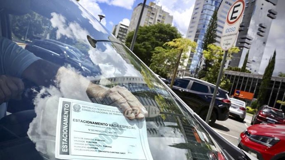 Cartão de estacionamento de idoso só pode ser utilizado pelo titular, mas em qualquer veículo — Foto: Luiz Costa/SMCS