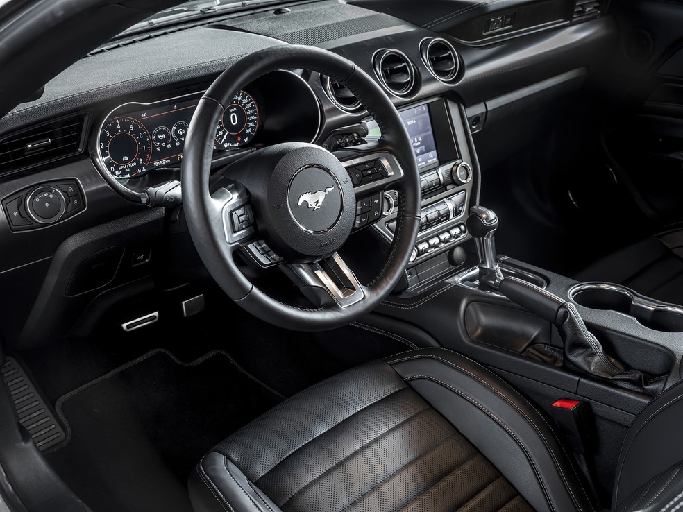 Interior do Mustang Mach 1 - painel de instrumentos digital e freio de estacionamento com alavanca — Foto: Divulgação