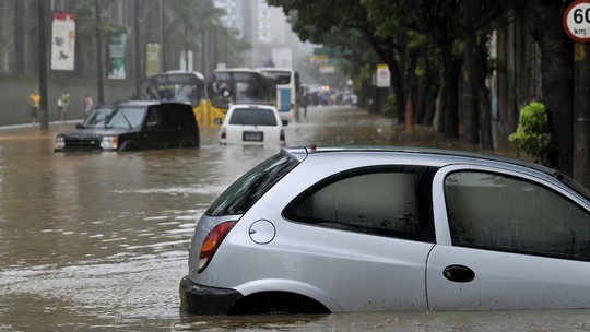Carro alagou na enchente? Veja se seguro cobre
