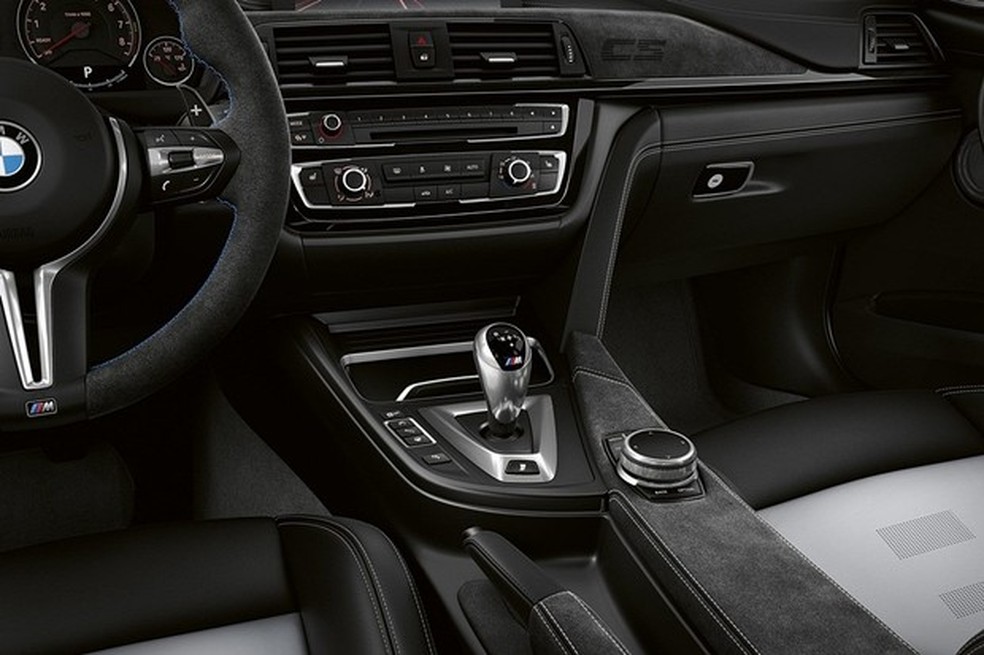 Painel e volante têm muitos detalhes em metal (Foto: Divulgação) — Foto: Auto Esporte