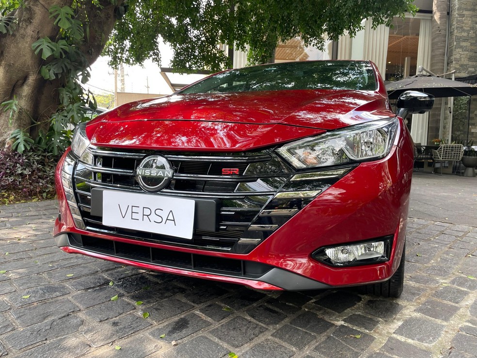 Nissan Versa traz inscrição SR na grade dianteira — Foto: Cauê Lira/Auto News Brasil