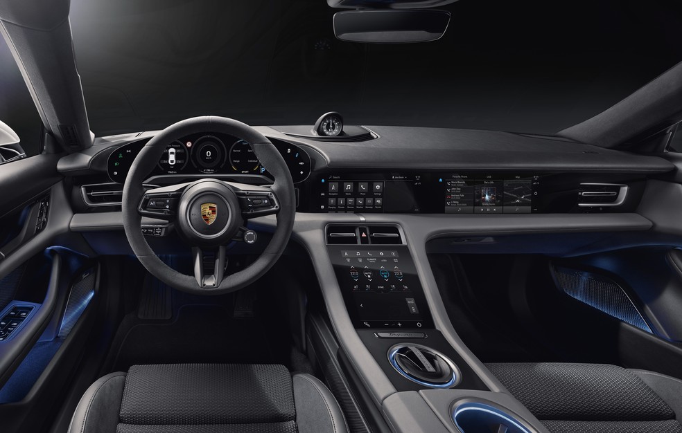O interior pode receber inúmeras customizações, incluindo uma quarta tela no painel exclusiva para o passageiro — Foto: Divulgação