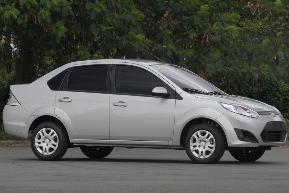  Ford Fiesta Sedan Rocam já trazia itens de segurança como airbag duplo frontal e freios ABS. — Foto: Divulgação/Ford