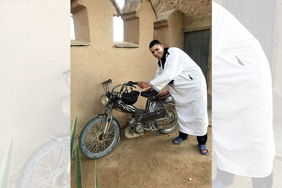 El Ammari Abderazak usa uma Mobylette em Arfoud (Foto: Jason Vogel/O 3PWEB) — Foto: Auto Esporte