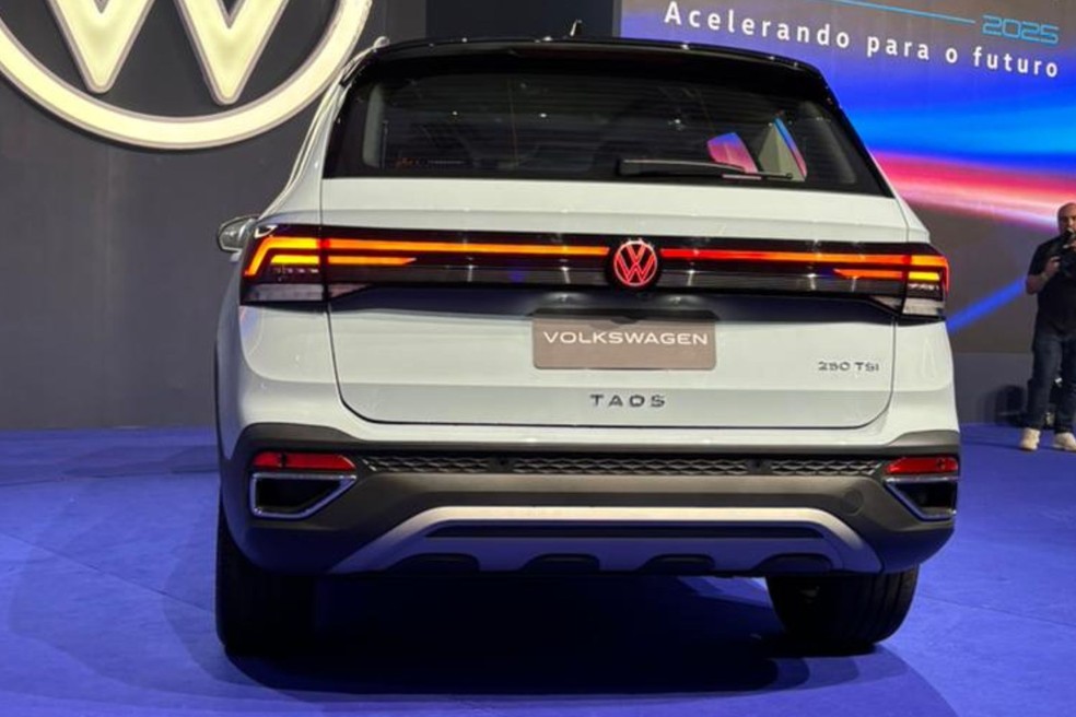 Volkswagen Taos 2026 é primeiro carro da fabricante alemã a ter logotipo luminoso — Foto: Marcus Celestino/Auto News Brasil
