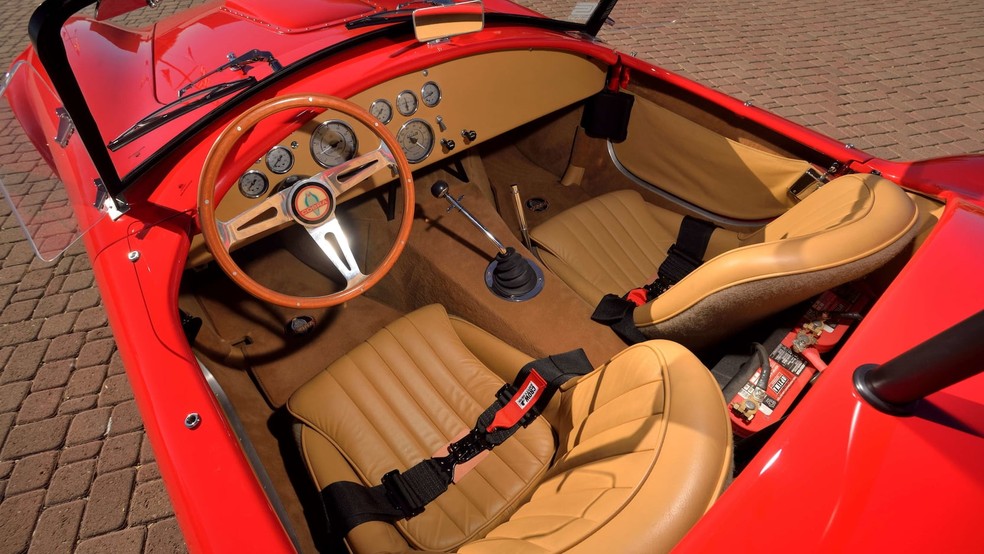 Modelo traz o esquema de cores da Ferrari, com pintura vermelha e interior caramelo — Foto: Divulgação