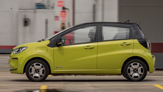 Jac reduz preços, mas carro elétrico mais barato do Brasil ainda é o rival