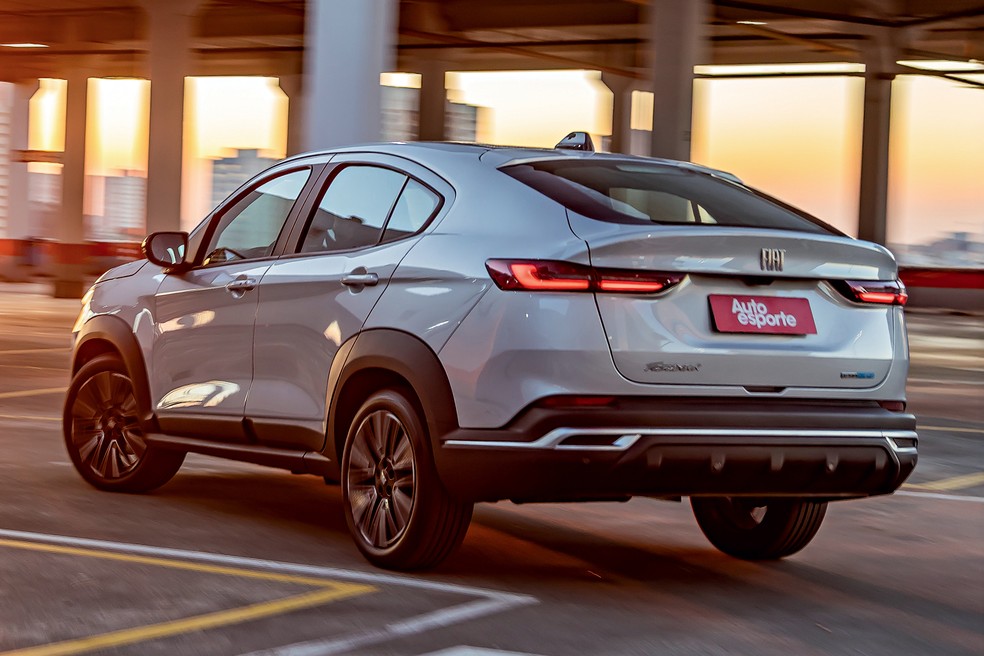 O Fiat Fastback Impetus conta com itens como alerta de saída de faixa e comutação automática do farol alto — Foto: Renato Durães/Autoesporte