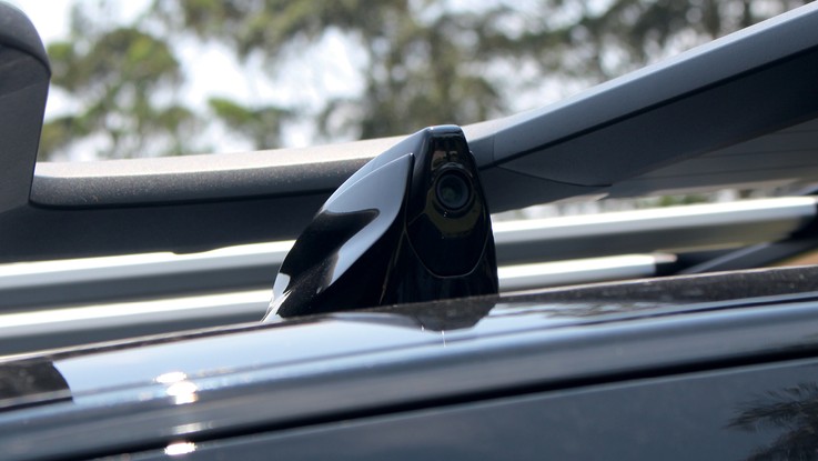 Land Rover Defender - A câmera traseira é exclusiva do retrovisor central, mas fica muito elevada, a imagem não pega carros ou motos próximos à traseira. À noite, qualidade é ruim e fica ofuscada pela luz.