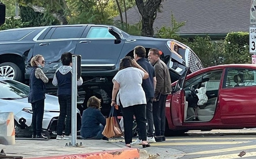 Arnold Schwarzenegger se envolve em acidente de carro
