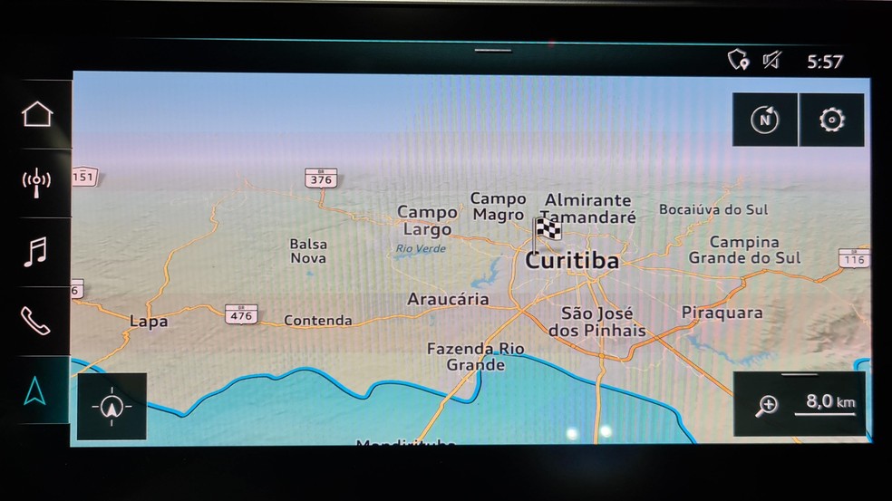 Na saída de madrugada, a notícia ruim dada pelo GPS inteligente: a autonomia (mancha azul) não era suficiente até a Copel — Foto: Rodrigo Ribeiro/Auto News Brasil
