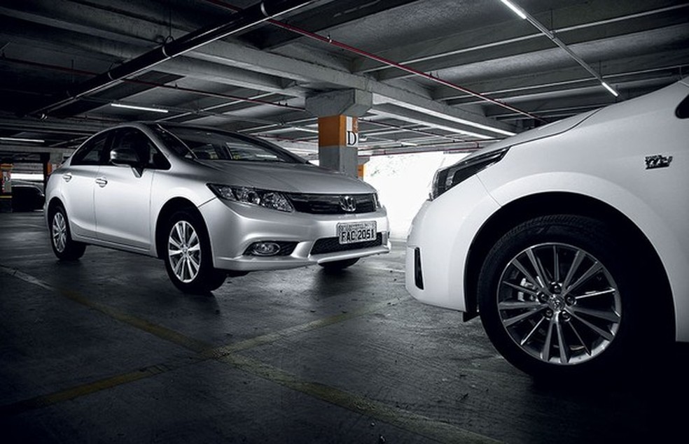 Honda Civic LXR e Toyota Corolla XEi (Foto: Fabio Aro / Auto News Brasil) — Foto: Auto Esporte