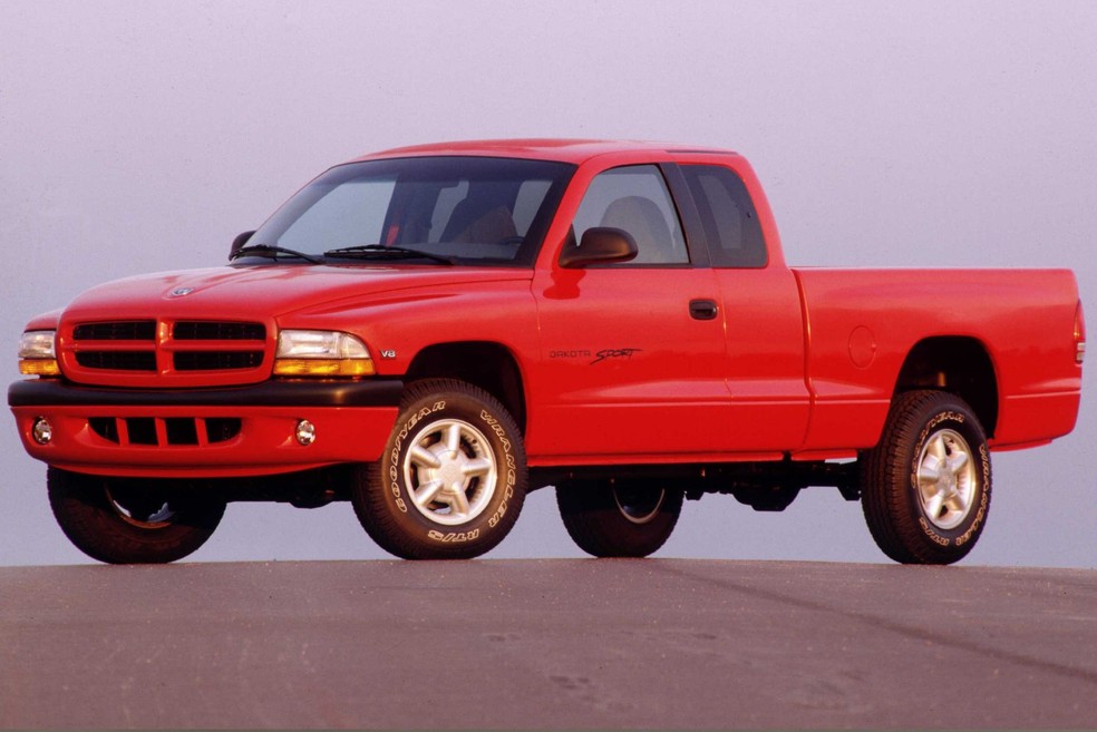 Dodge Dakota estreou com layout de cabine simples e teve até motor V8 no Brasil — Foto: Divulgação