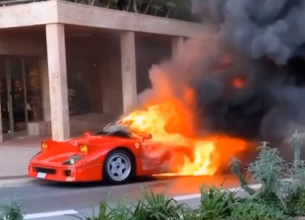 Ferrari F40 pega fogo em Mônaco — Foto: Reprodução/Instagram/Max Biaggi