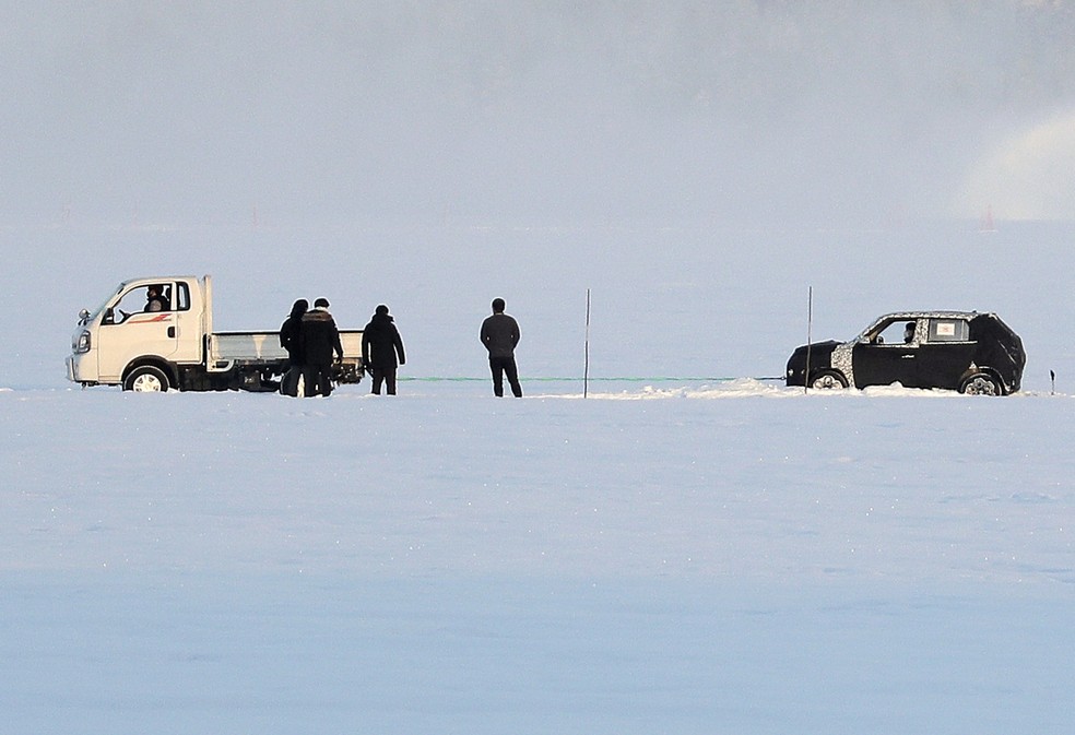 O AX1 encalhou na neve, mas logo foi salvo por um caminhão da... Hyundai — Foto: Automedia/Auto News Brasil