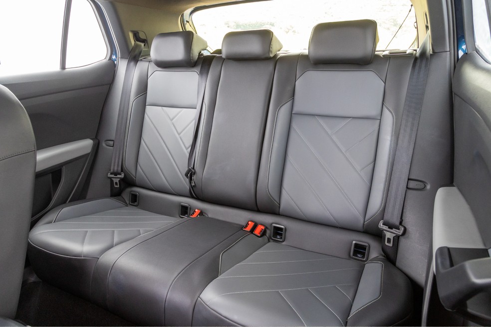 Volkswagen T-Cross Comfortline também tem regalias como entrada USB-C e saídas de ar na segunda fileira  — Foto: Renato Durães/Auto News Brasil