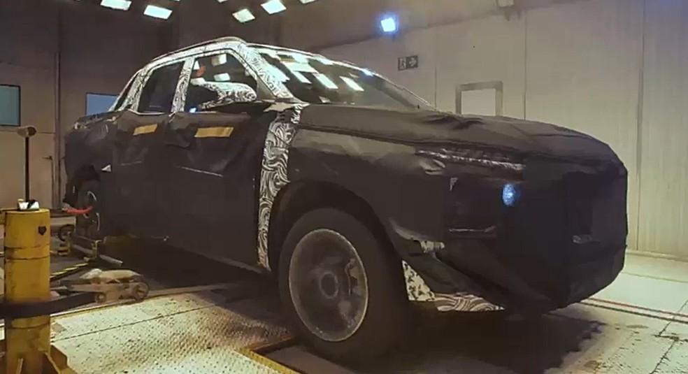 Chevrolet Montana 2023 sendo testado em um dos laboratórios da pista de testes da marca — Foto: Reprodução/Vídeo