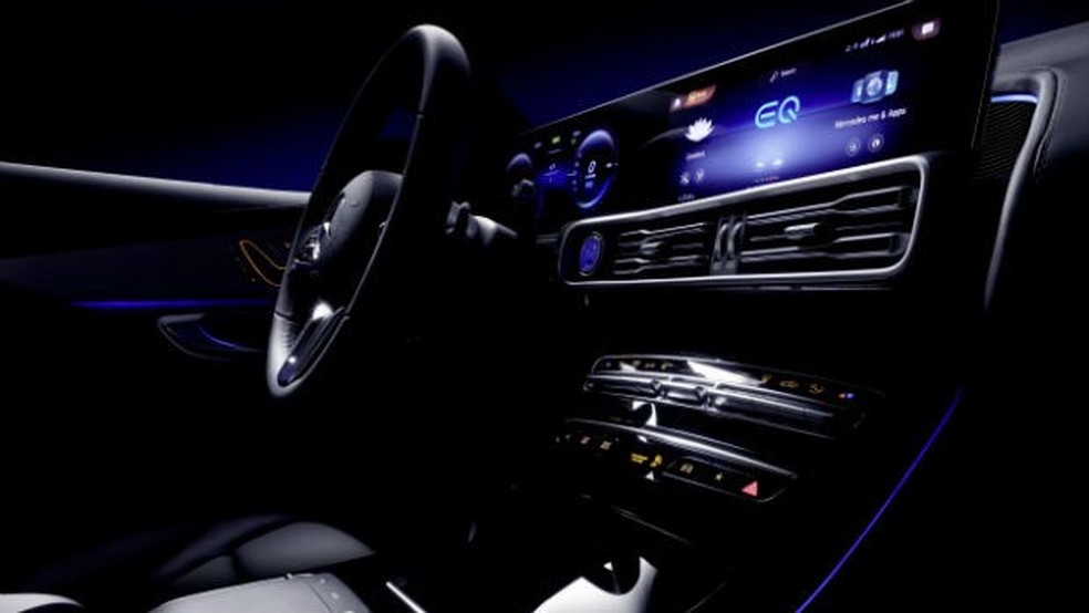 Interior do EQC tem tela que ocupa metade do painel (Foto: Divulgação) — Foto: Auto Esporte