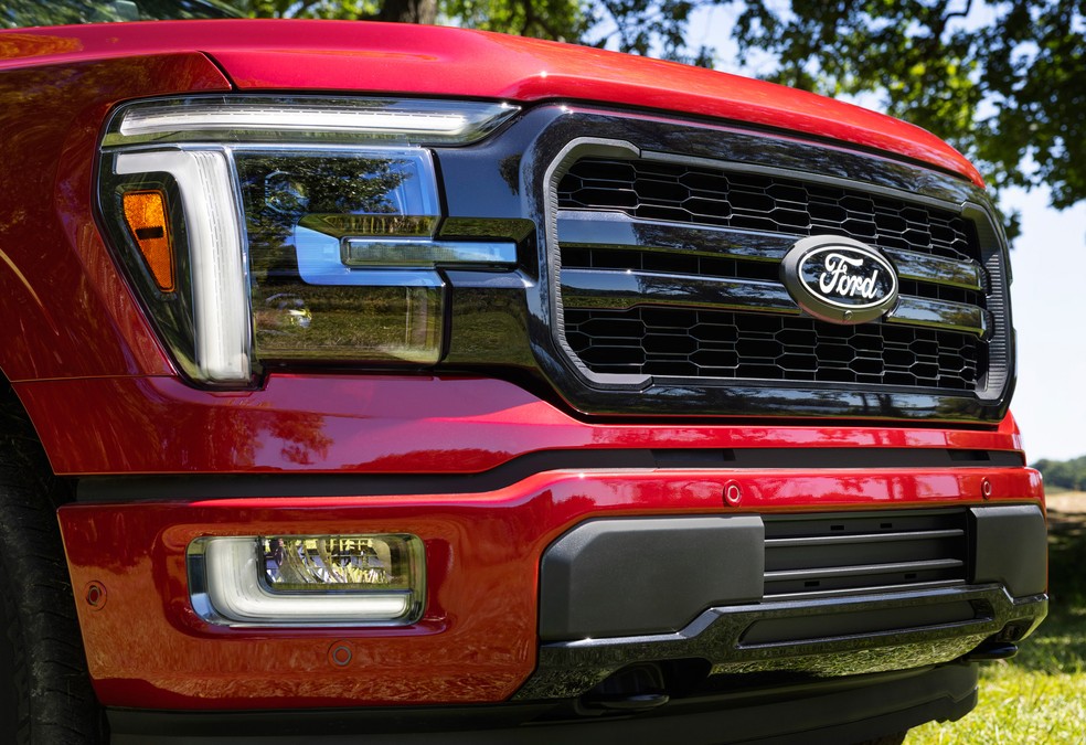 Grade da Ford F-150 Lariat tem molduras mais grossas — Foto: Divulgação