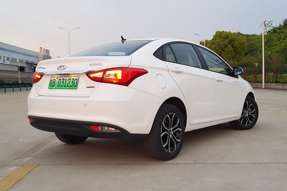 A entrada da tomada fica escondida pela portinhola do tanque (Foto: Julio Cabral/Auto News Brasil) — Foto: Auto Esporte