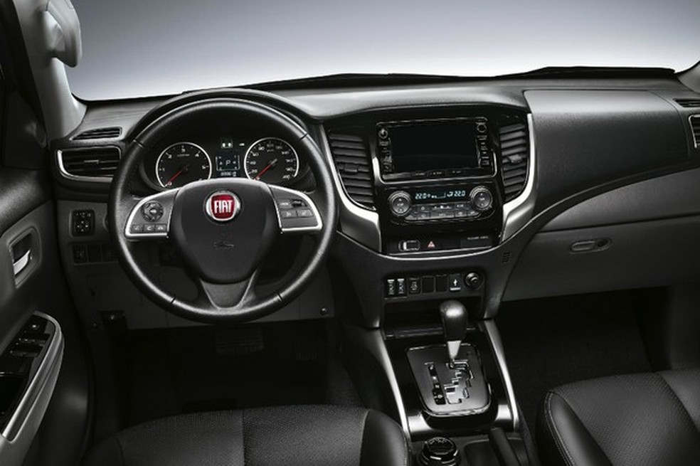 Por dentro, a Fullback se diferencia pelo logotipo, até o volante é o da L200 Triton Sport (Foto: Divulgação) — Foto: Auto Esporte