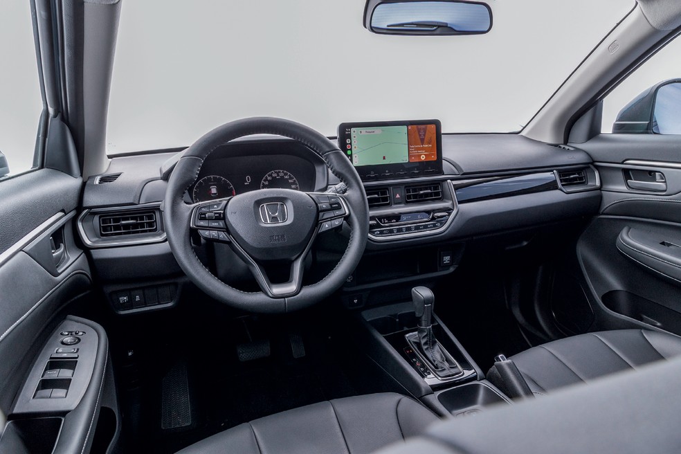 Versão EXL tem carregador de celular por indução; entradas USB no painel são do tipo A — Foto: Renato Durães/Auto News Brasil