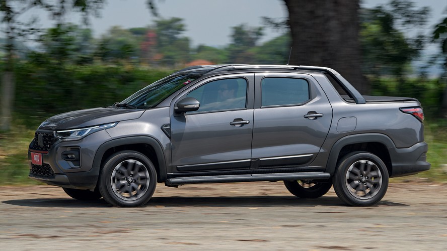 Fiat Strada Ultra 2024 na cor cinza, vista de frente