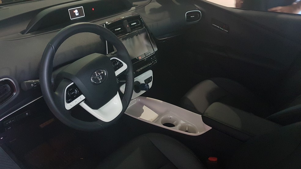 Interior do Prius flex é igual a da versão a gasolina — Foto: Rafael Miotto/G1
