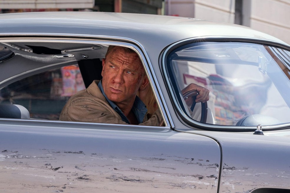 Réplica do Aston Martin DB5 em cena do filme 007. Ao volante, o ator Daniel Craig — Foto: Divulgação