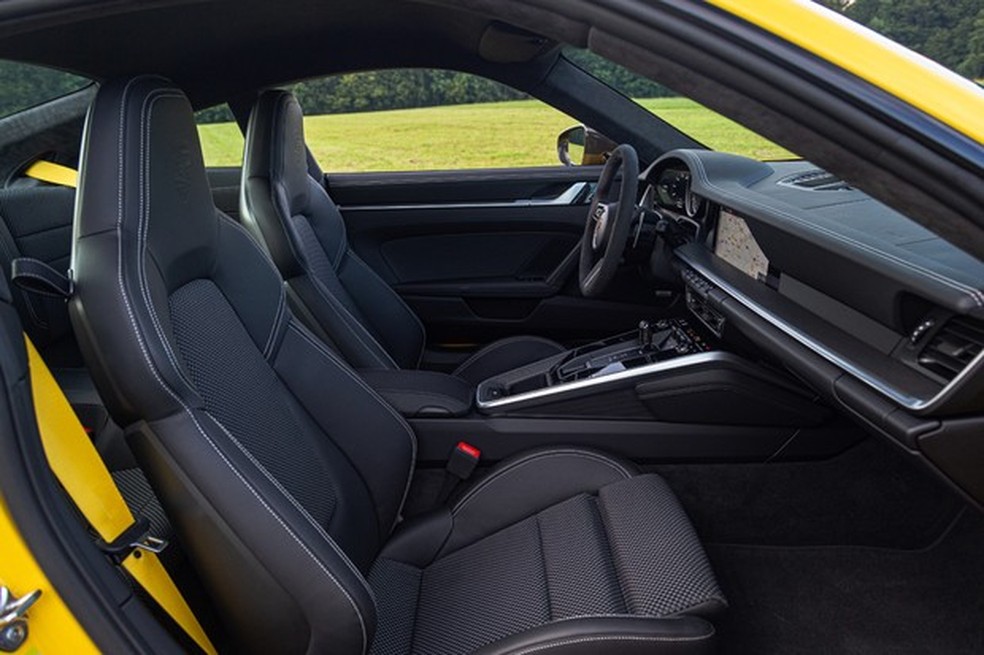Bancos envolventes têm encostos inteiriços em nome da tradição (Foto: Divulgação) — Foto: Auto Esporte