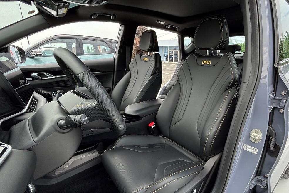 Geely Coolray tem bancos de couro e acabamento correto — Foto: Marlos Ney Vidal/Auto News Brasil