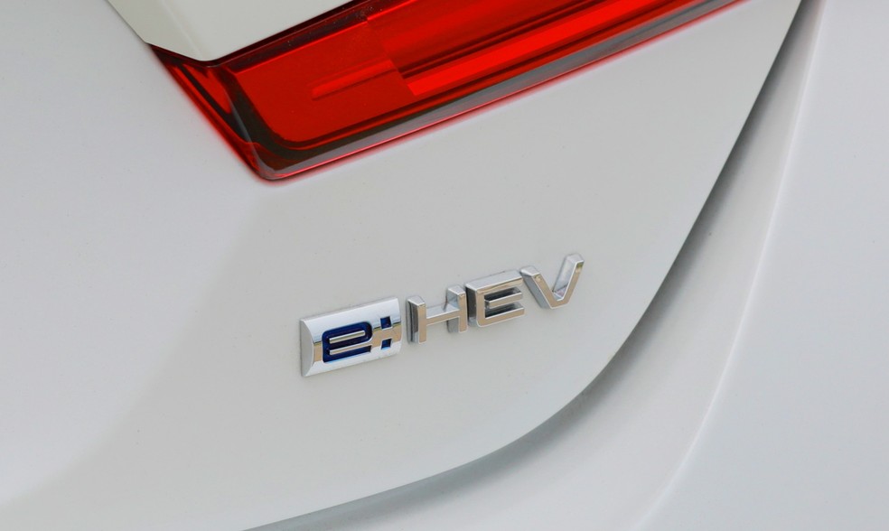 Novo Honda Accord tem essa etiqueta na traseira para identificar o sistema híbrido  — Foto: Divulgação
