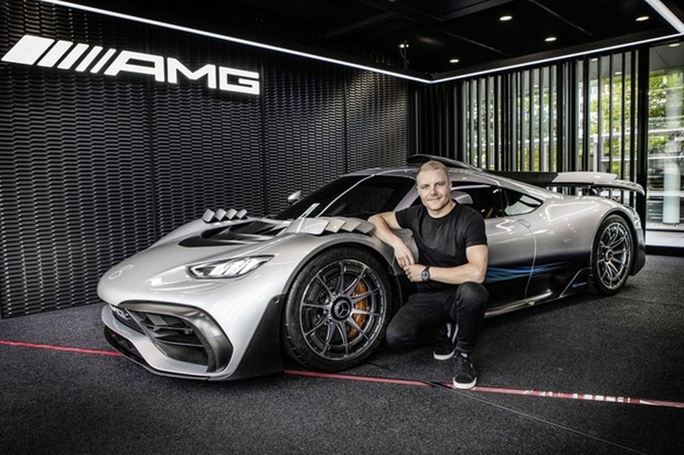 O finlandês Valtteri Bottas, piloto da Mercedes F1, também posou ao lado do AMG One, mas não há informações de que ele seja um dos compradores — Foto: Divulgação