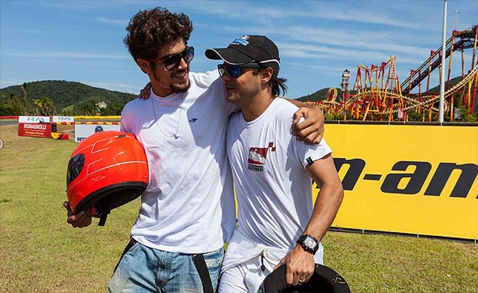 O ator Caio Castro ao lado do piloto Felipe Massa no Desafio Internacional das Estrelas (Foto: Fred Chalub/Auto News Brasil) — Foto: Auto Esporte