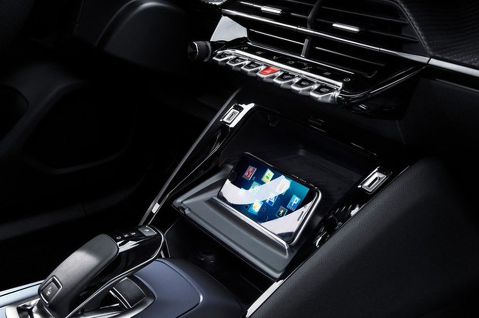 O nicho para celular tem uma bandeja e carregador por indução (Foto: Divulgação) — Foto: Auto Esporte