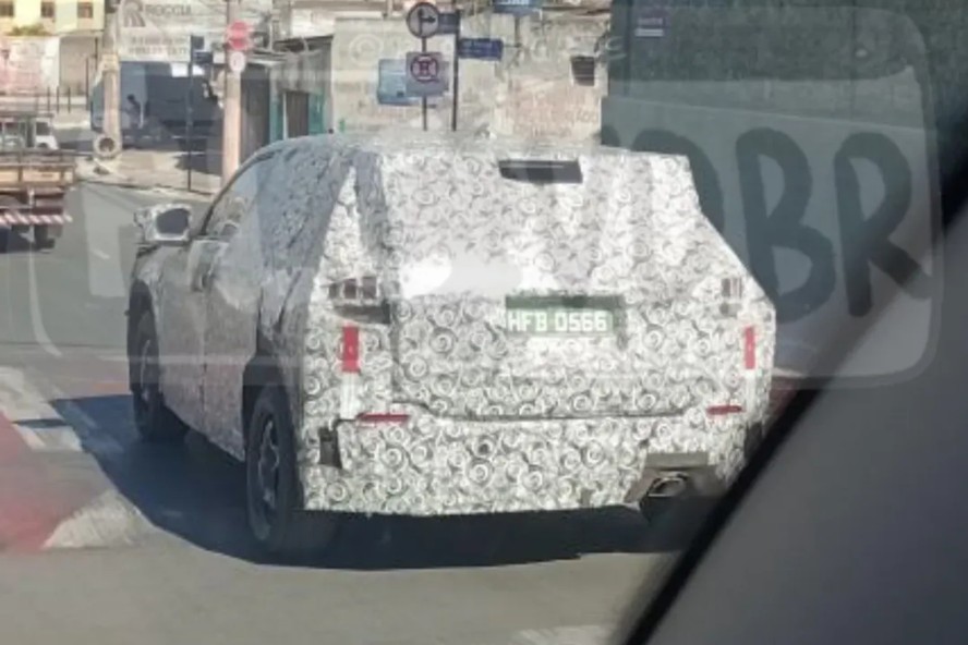 Jeep Avenger usa camuflagem pesada em testes no Brasil