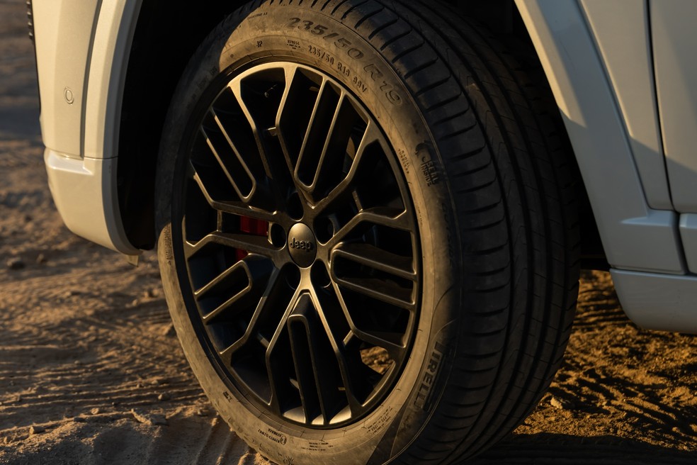 Jeep Commander Blackhawk 2026 - rodas — Foto: Divulgação/Jeep