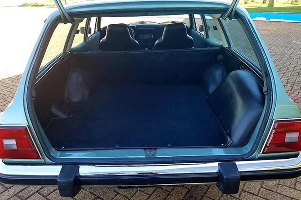 Belo porta-malas leva o estepe na vertical e ainda comporta mais de 700 litros (Foto: Ronaldo Noli/Reprodução) — Foto: Auto Esporte