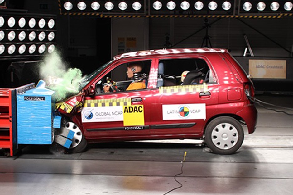Suzuki Alto K10 sem airbag: 0 estrela para passageiro adulto (nota 0,00/17,00) e 3 estrelas para passageiro infantil (nota 25,00/49,00)