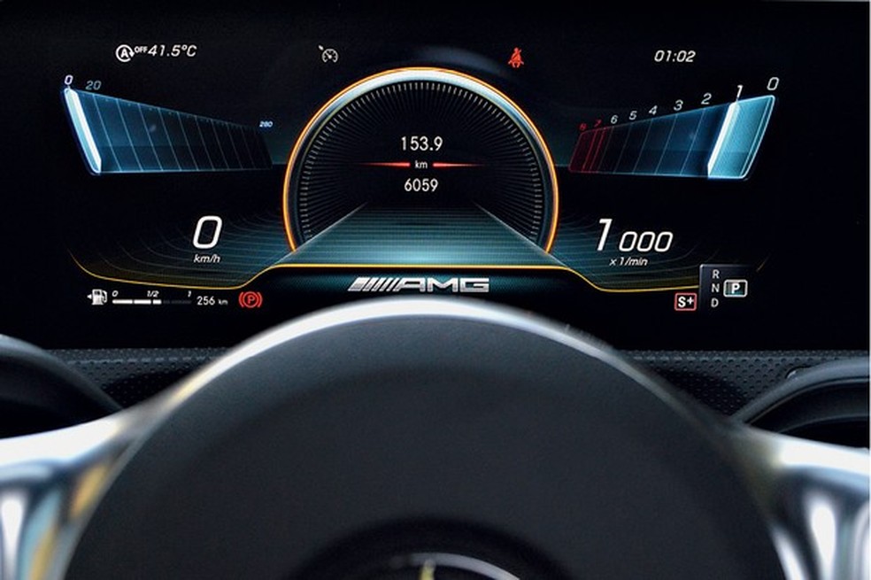Mercedes-AMG A 35 tem painel de instrumentos altamente customizável (Foto: André Schaun/Autoesporte) — Foto: Auto Esporte