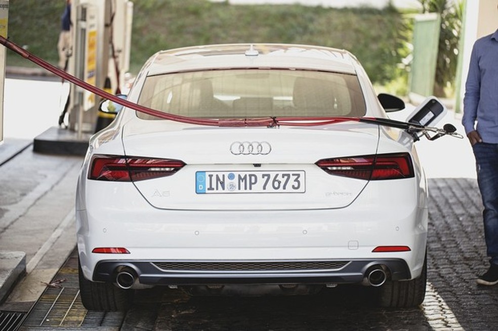 Bocais ficam juntos na posição "clássica", na traseira (Foto: Fabio Aro/Auto News Brasil) — Foto: Auto Esporte
