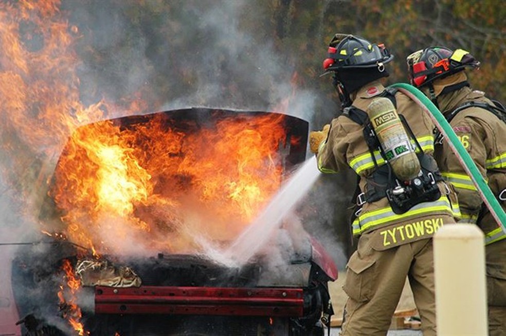 Corpo de Bombeiros defende que os extintores nos carros permitem um combate mais rápido dos incêndios  — Foto: Reprodução