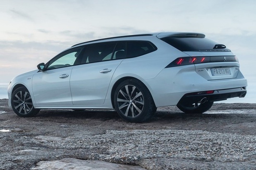 A pequena área envidraçada e baixa altura dão esportividade ao Peugeot 508 SW (Foto: Divulgação) — Foto: Auto Esporte