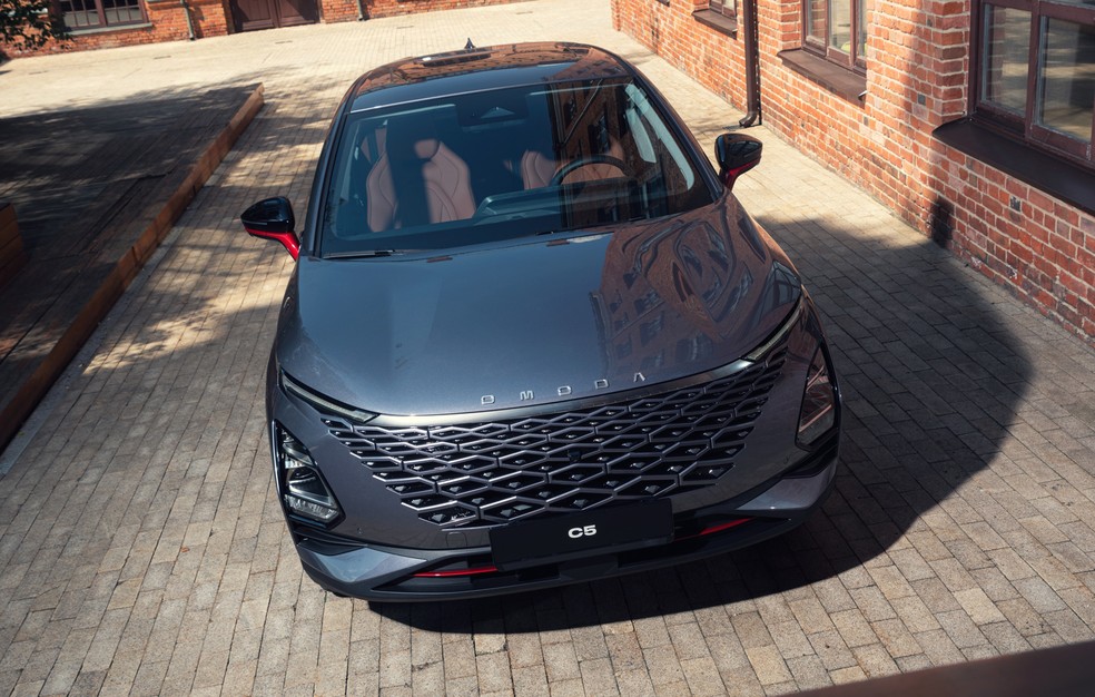 Grade integrada ao para-choque é marca registrada do Omoda C5 — Foto: Divulgação
