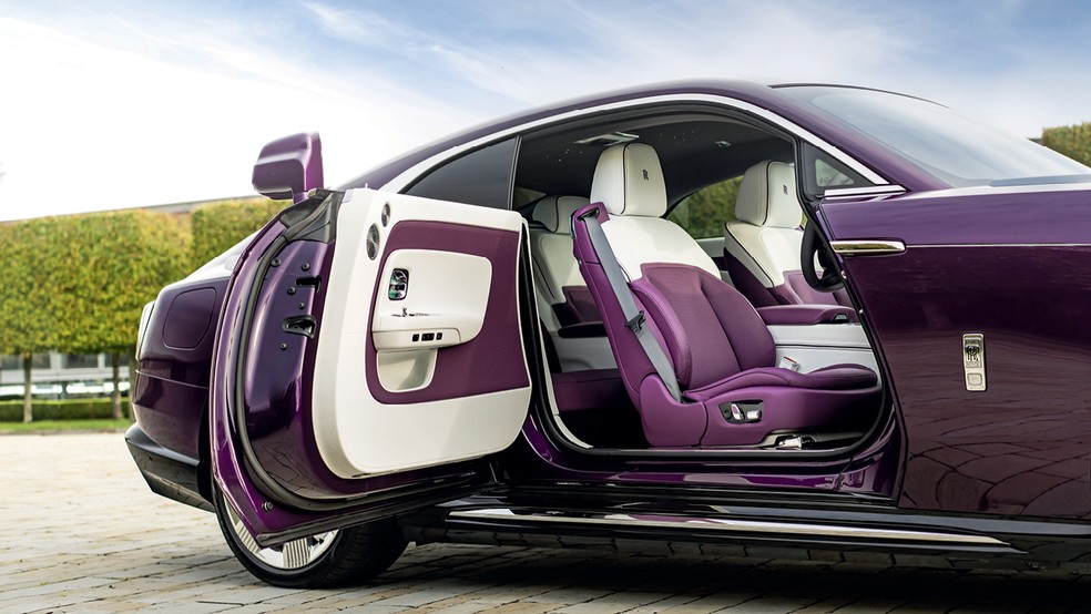 Portas do Rolls-Royce Spectre são suicidas, ou seja, abrem ao contrário — Foto: Divulgação