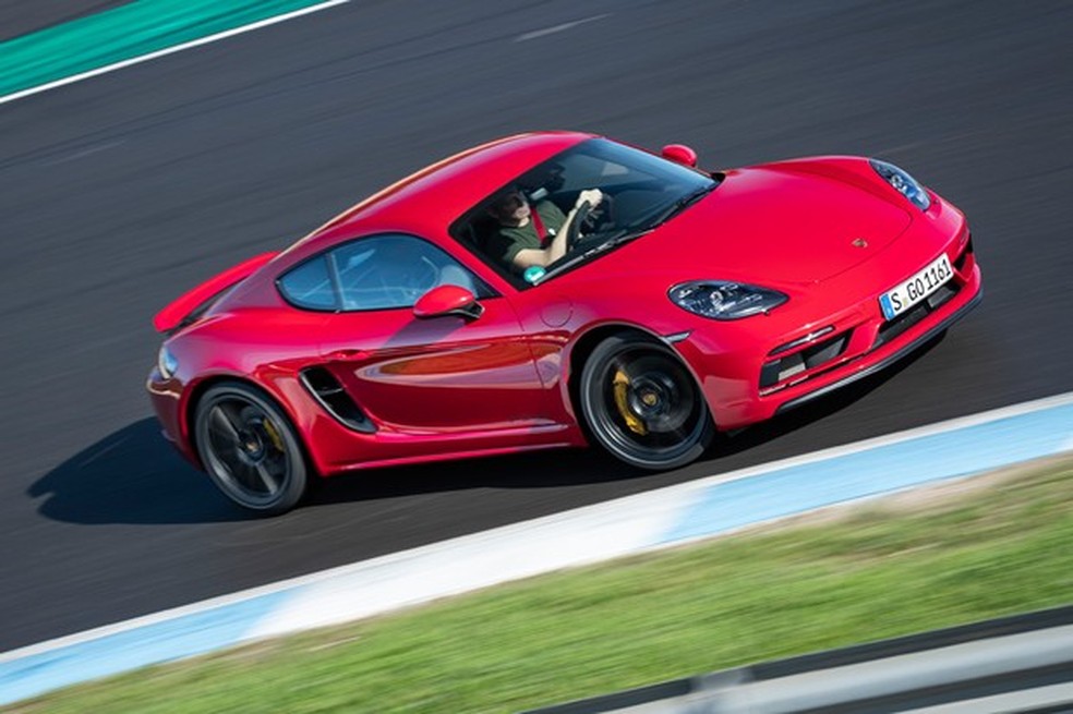 Caráter do Cayman em curvas é bem diferente do Porsche 911 (Foto: Divulgação) — Foto: Auto Esporte