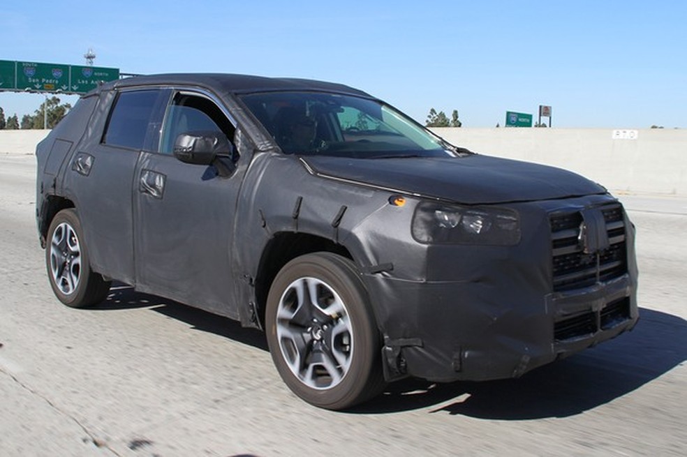Novo Toyota RAV4 é flagrado em testes (Foto: Automedia) — Foto: Auto Esporte