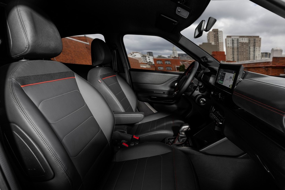 Citroën Basalt Dark Edition tem habitáculo escurecido e com certa elegância — Foto: Divulgação