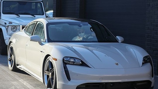 Piloto da Mercedes, Lewis Hamilton é visto andando de... Porsche!