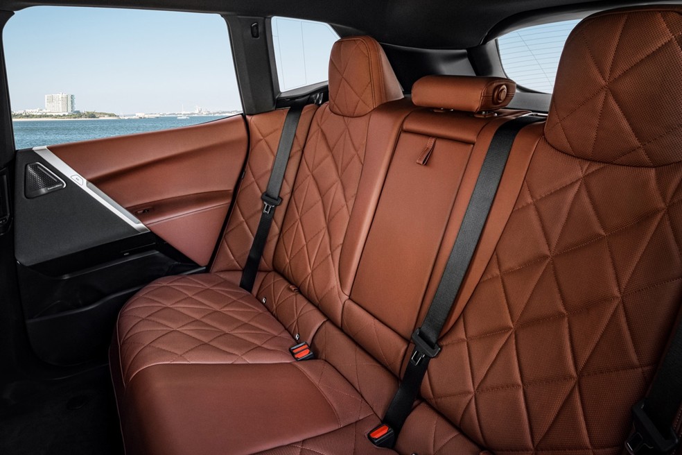 Espaço interno do BMW iX é excelente; são 3 m de entre-eixos — Foto: Divulgação